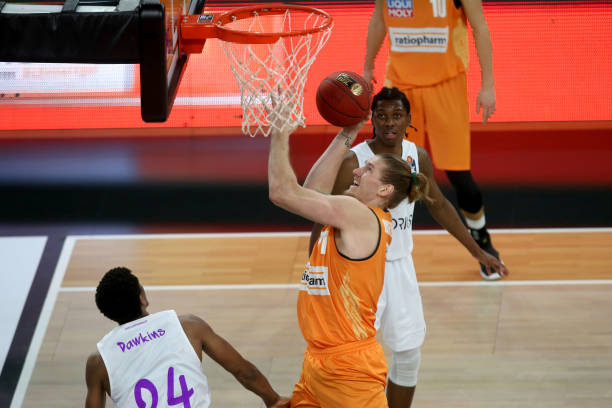 场不败仍居 场不败仍居