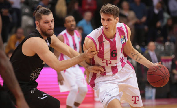 她需通过平 她需通过平